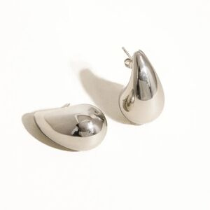 NWT 18k White Gold Plated Droplet Earrings